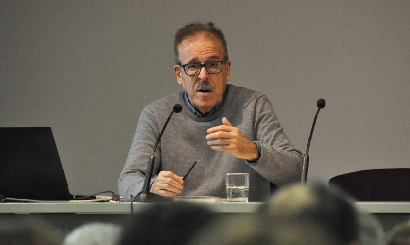Pere Ortega, en un moment de la seva conferència al Centre Cultural, el passat divendres al vespre