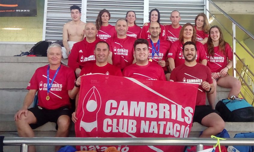 Foto de grup de l'equip del Cambrils Club Natació que va competir al campionat