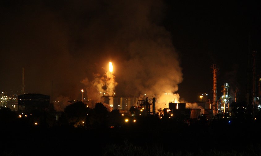 Imatge de l'incendi a la indústria química on es va produir l'explosió, a la Canonja, el passat 14 de gener