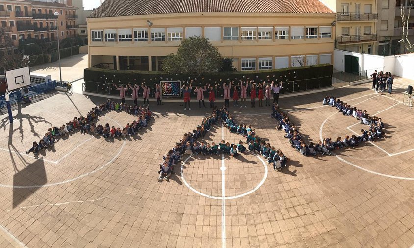 Els alumnes d'Educació Infantil van formar la silueta de la paraula "Pau", al pati de l'edifici Vedruna