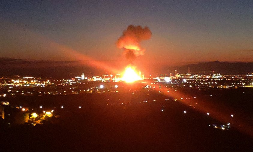 Imatge de l'incendi a la indústria química on es va produir l'explosió, a la Canonja, el passat 14 de gener