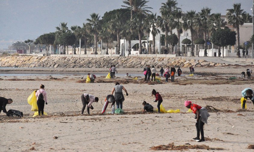 Voluntaris netejant la platja de la Llosa, el passat dissabte al matí