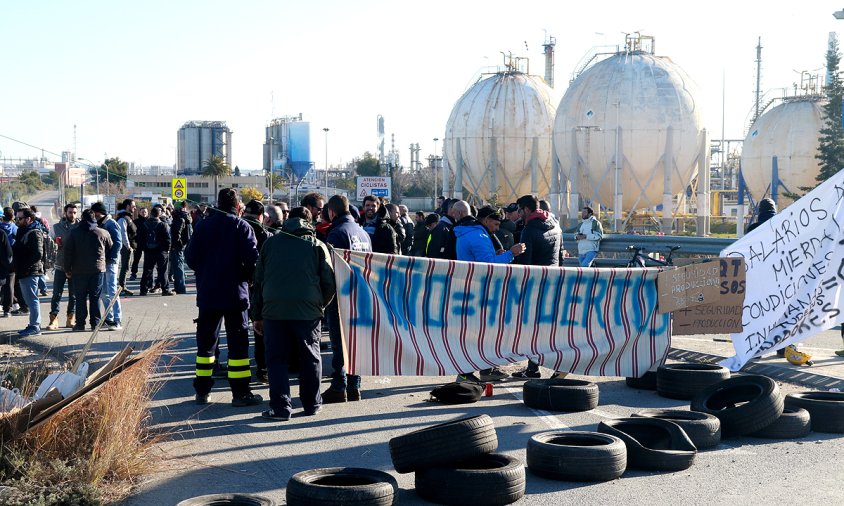 Piquet situat a la porta de Covestro, al polígon sud de Tarragona, durant la vaga al sector petroquímic (ACN/Eloi Tost)