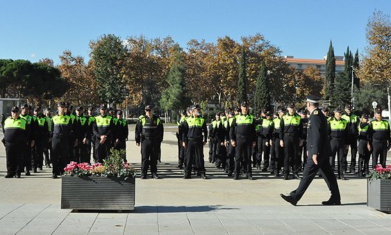 Agents de la Policia Local de Cambrils en formació durant l'acte de celebració de Sant Miquel