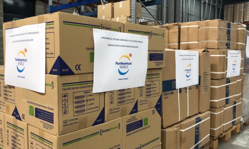 Caixes amb el material que ha donat PortAventura als centres hospitalaris