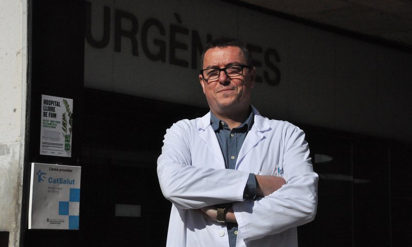 Salvador Sarrà a les portes d'Urgències de l'Hospital Sant Joan de Reus, ara fa un any