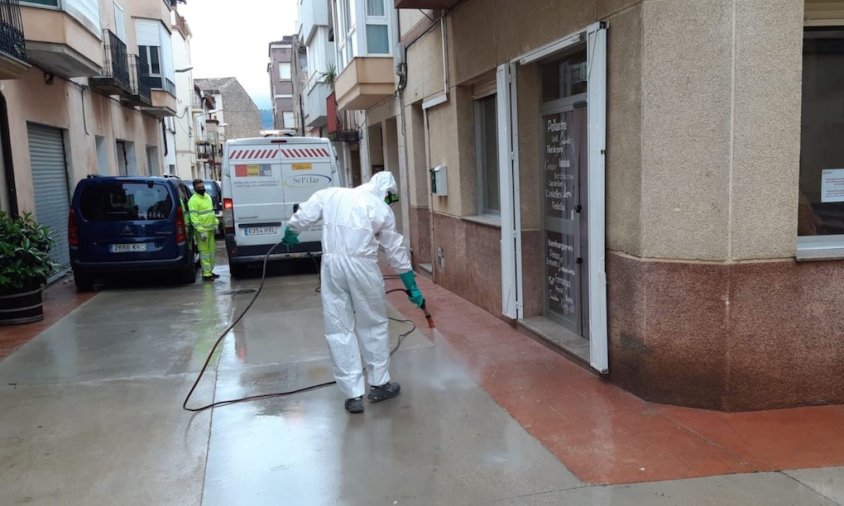 Equip de desinfecció de la Diputació de Tarragona treballant als carrers de Bot (Terra Alta)