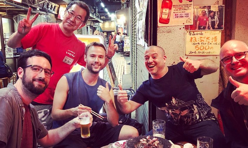 Joan Recasens Garriga, a l'esquerra de la imatge, juntament amb altres catalans i l'amo del local, en una taverna japonesa, l'estiu de l'any passat