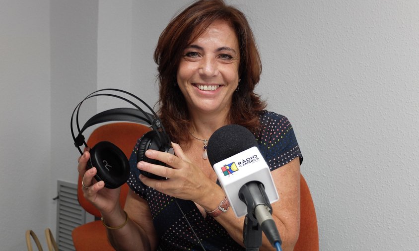 Imatge d'arxiu d'Helena Martínez-Ferreruela, resposanble del Servei Local de Català, a Ràdio Cambrils