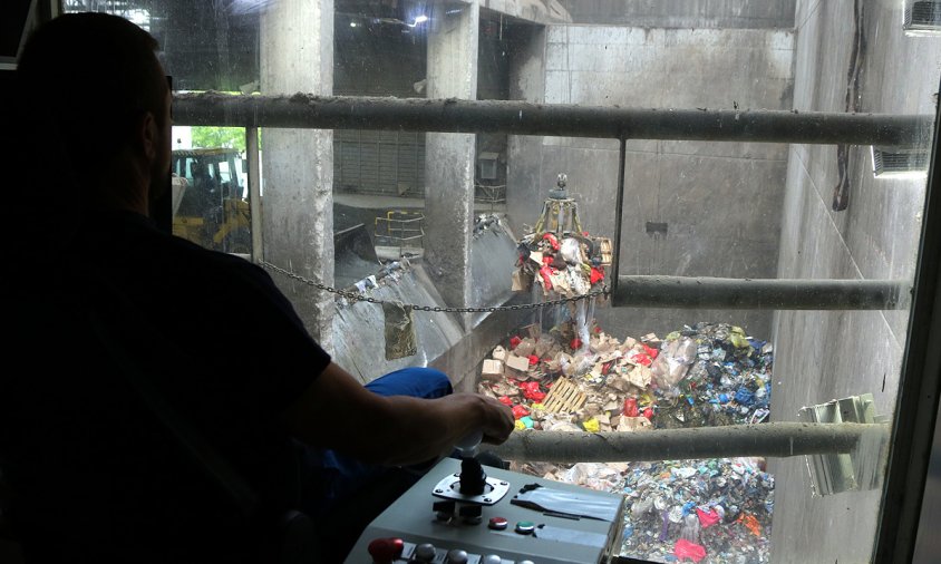 Imatge de la plataforma de descàrrega i el dipòsit de residus de la incineradora de Tarragona