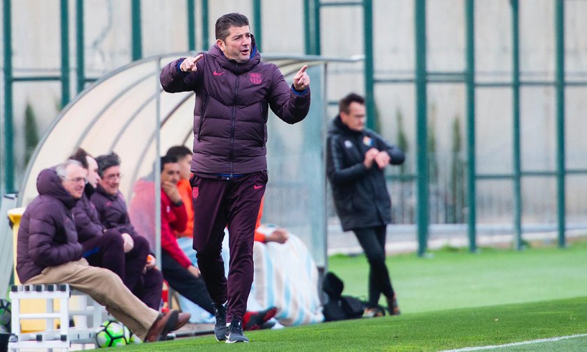 Imatge d'arxiu de l'entrenador cambrilenc Franc Artiga dirigint l'equip juvenil A del Barça