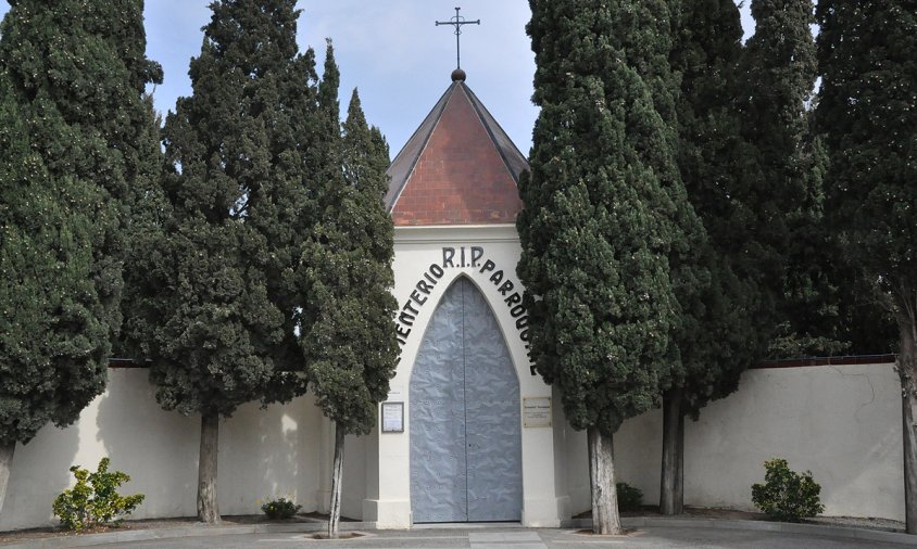 Imatge de la porta d'accés al cementiri parroquial