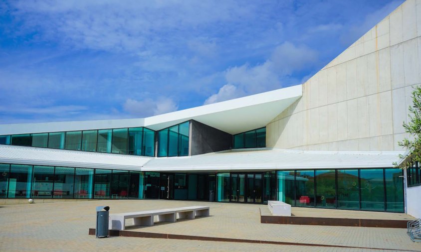 Imatge de la façana del Centre Cultural Infant Pere, que acull la biblioteca municipal de l'Hospitalet de l'Infant