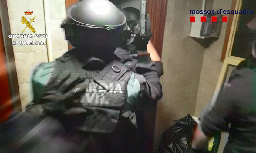Imatge del dispositiu policial de la Guàrdia Civil i els Mossos d'Esquadra