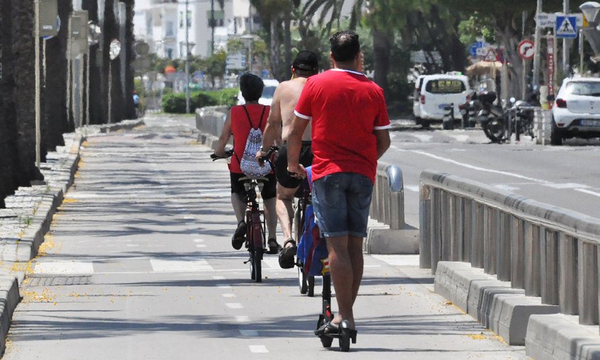 Patinet circulant pel carril bici de l'avinguda de la Diputació, el passat mes de juny