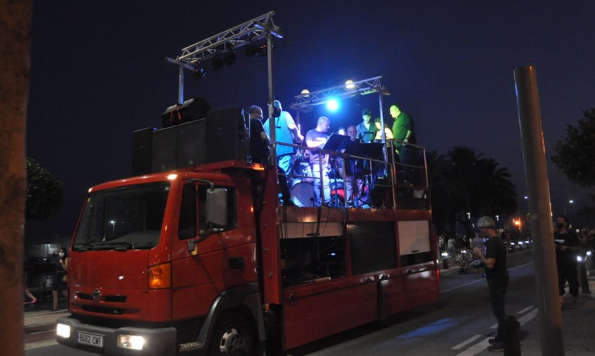 L'orquestra Pensylvania va actuar, ahir al Port, enfilada dalt d'un camió descapotable