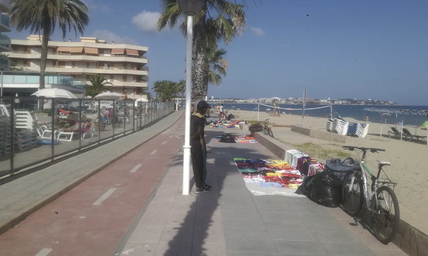 Manters instal·lats al passeig litoral, a la zona del Cap de Sant Pere, aquest passat dimarts