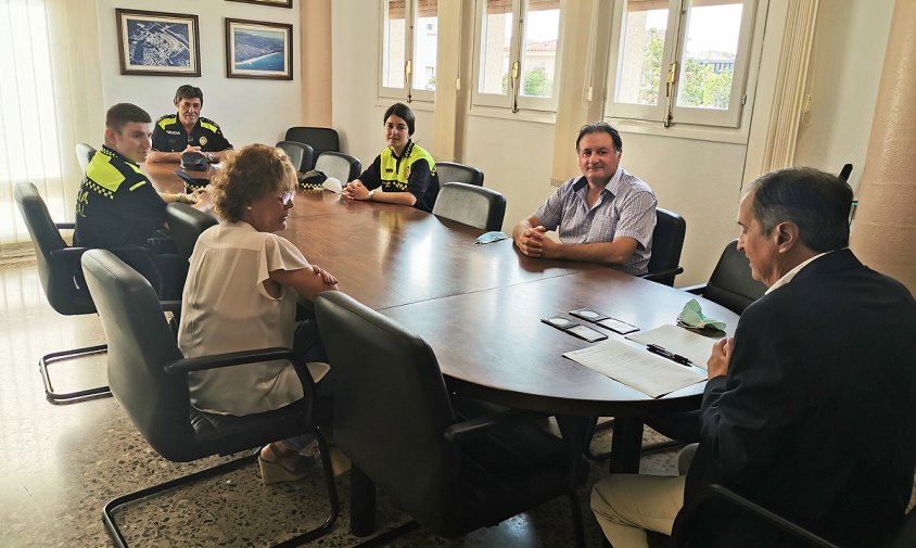 Trobada dels dos nous agents amb l'alcalde, Alfons Garcia; el regidor de Seguretat i Protecció Civil, Tomás Díaz i, el cap de la Policia Local, Jordi Jiménez