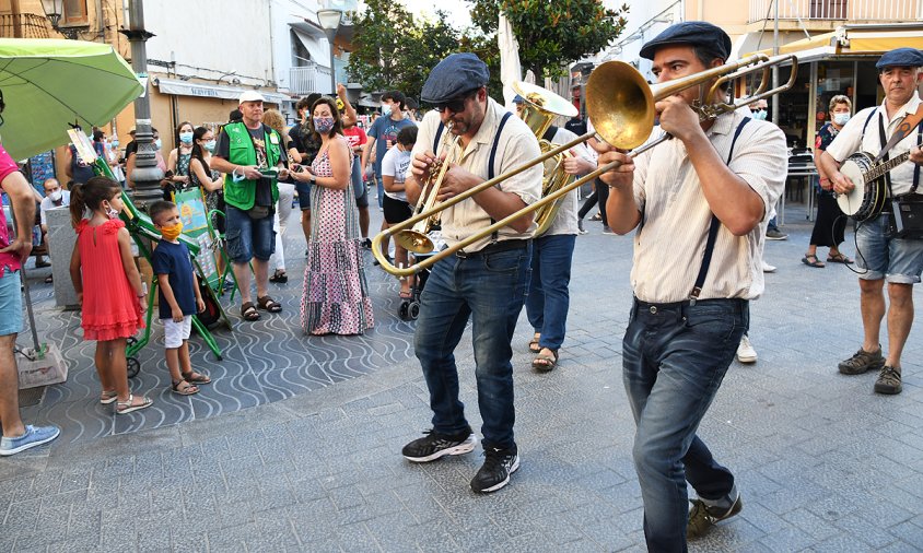Música i animació amb els Stromboli Jazz Band, ahir, pels carrers del Port