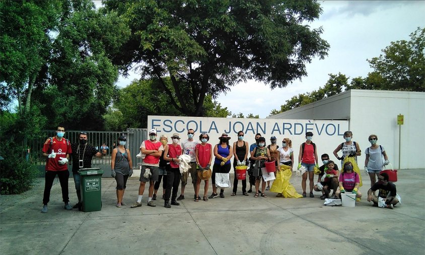 Imatge conjunta dels voluntaris que van participar a la recollida de residus