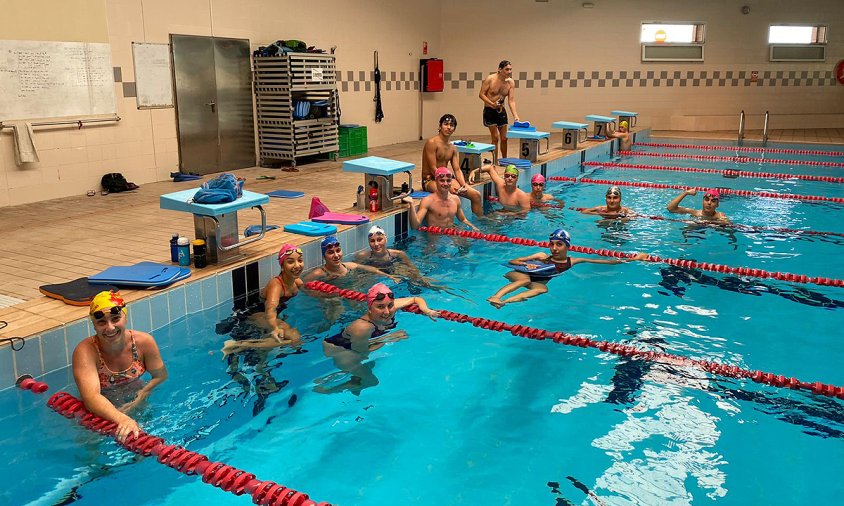 Nadadors del Cambrils Club Natació, durant la represa dels entrenaments a la piscina municipal