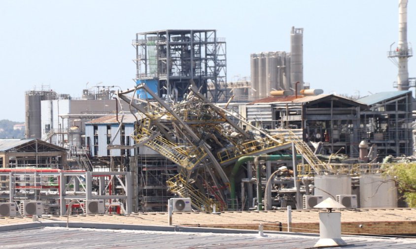 Imatge de la zona on va explotar un reactor a la planta de derivats d'òxid d'etilè a les instal·lacions de l'empresa IQOXE a La Canonja, sis mesos després del sinistre