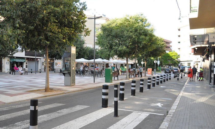 Aspecte de la plaça d'Aragó sense aparcaments pel voltant i amb les terrasses a la plaça