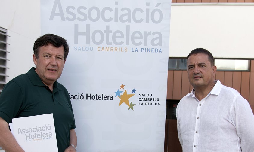A l'esquerra, Jaume Orteu, el nou president de l'Associació Hotelera Salou-Cambrils-La Pineda, a la dreta, Xavier Roig, qui ocupava fins ahir aquest càrrec