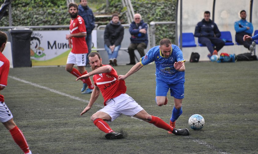 Cristian i un jugador de l'Ulldecona pugnen per la pilota en el partit disputat aquest passat dissabte a la tarda a l'Estadi Municipal