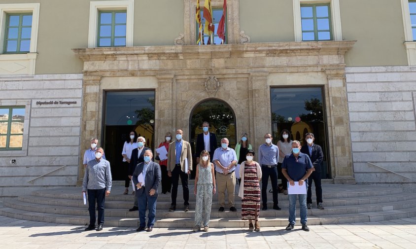 Fotografia conjunta de tots els presidents dels consells comarcals amb la presidenta de la Diputació
