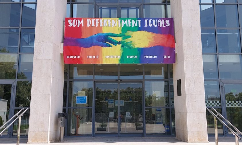 L'Ajuntament de Cambrils ha penjat a la seva balconada la pancarta amb els colors irisats que identifiquen el col·lectiu LGBTI+