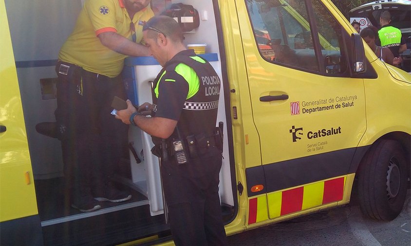 Una ambulància i agents de la Policia Local es van traslladar al lloc de l'atropellament