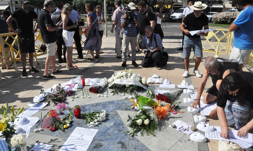 Imatge del memorial a l'atemptat a Cambrils, amb flors i reivindicacions, amb motiu del segon aniversari dels atemptats, l'agost de 2019
