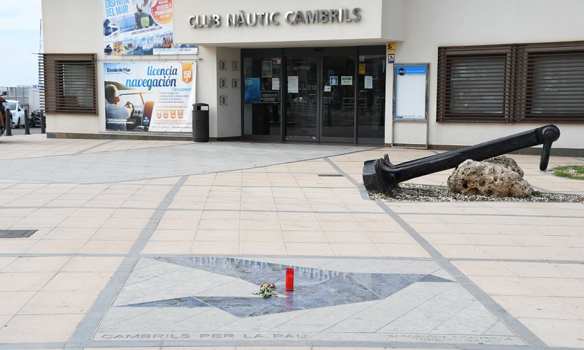 Una llàntia i dues flors sobre el Memorial de l'atemptat gihadista a Cambrils, aquest matí