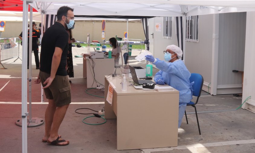 Persona que s'espera a la porta d'un mòdul del CAP Sant Pere per fer-se la prova PCR, en la segona jornada de cribratges massius a Reus