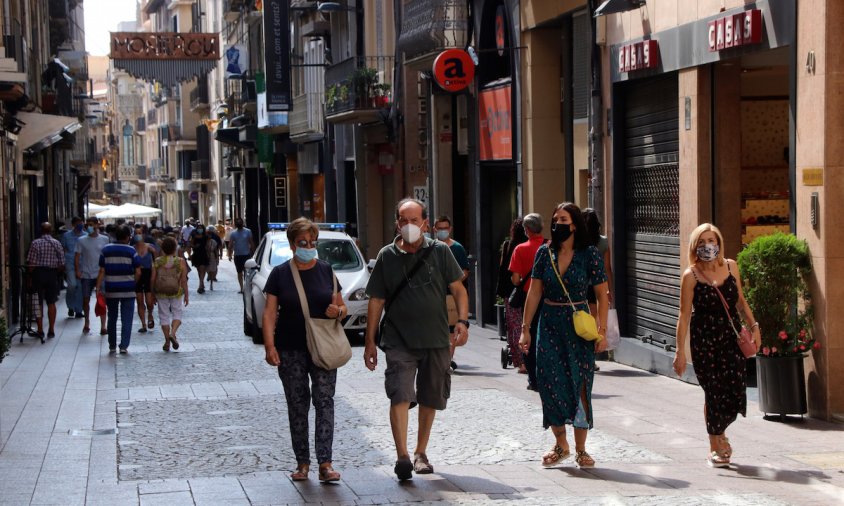 Imatge del carrer Monterols de Reus amb diverses persones caminant amb mascareta, el passat 18 d'agost
