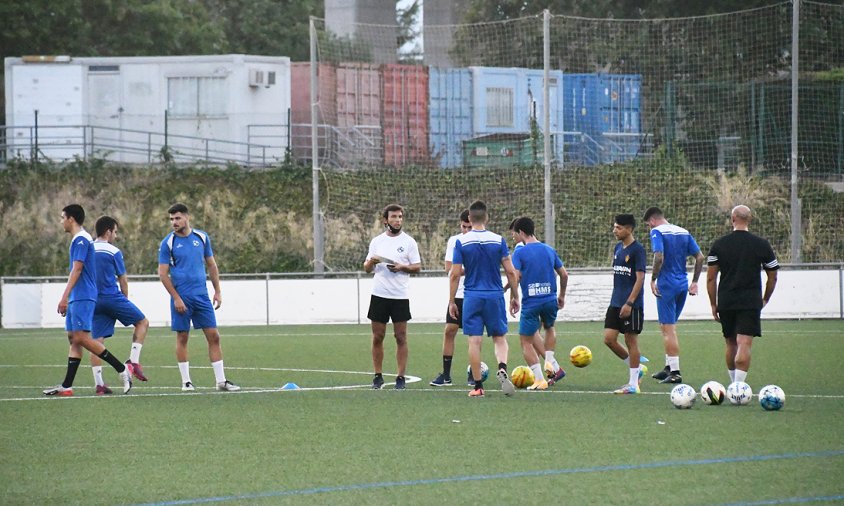 L'entrenador del Cambrils Unió, Gabri Amores, envoltat de jugadors, ahir, en el primer entrenament de la temporada 2020-2021