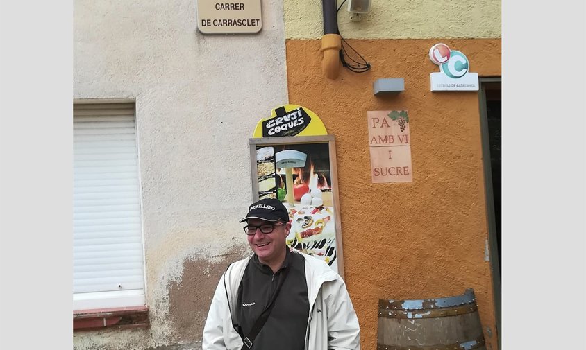 Jaume Borràs sota la placa del carrer dedicat al Carrasclet al seu poble, Capçanes