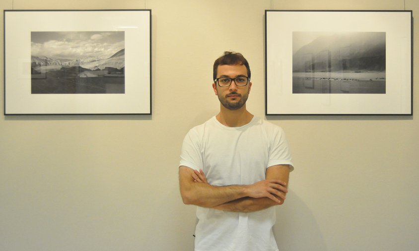 Miguel Bernús amb algunes de les fotografies de la seva exposició
