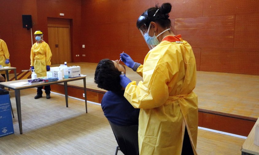 Imatge d'un sanitari fent una prova PCR a un veí del barri de Balàfia de Lleida en el marc del cribratge massiu per trobar asimptomàtics de covid-19, el 28 d'agost