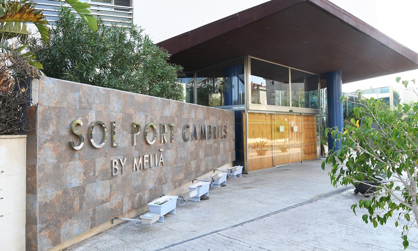L'hotel Sol Port Cambrils ja va tancar portes el diumenge 30 d'agost i segons un rètol que hi ha a la porta, romandrà tancat fins el 17 de febrer de 2021