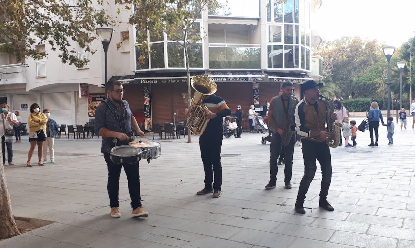 Actuació musical del grup LE MÊME, ahir a la tarda, a la plaça de Mossèn Batalla