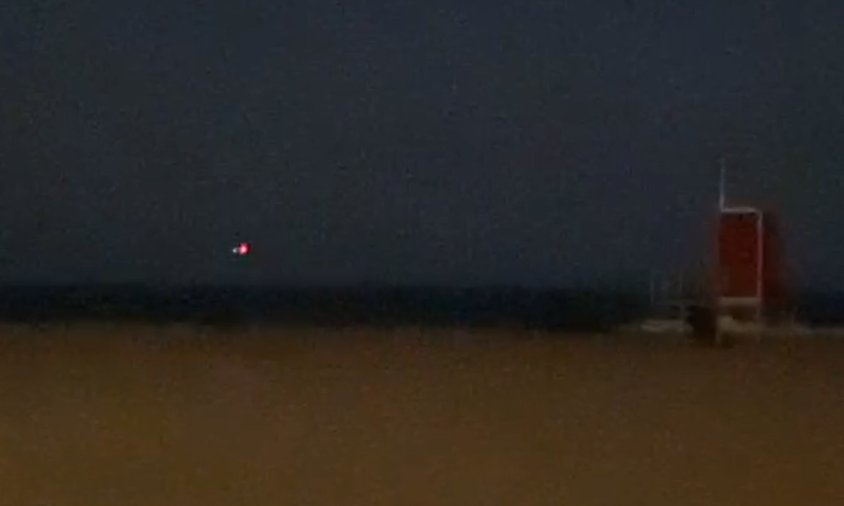 Fotograma d'un vídeo pres per un veí de Vilafortuny de l'helicòpter damunt la mar, ahir a la nit