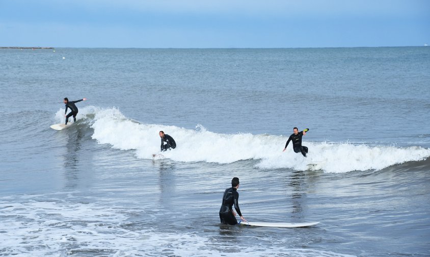 Surfistes a la platja del Regueral, ahir a la tarda