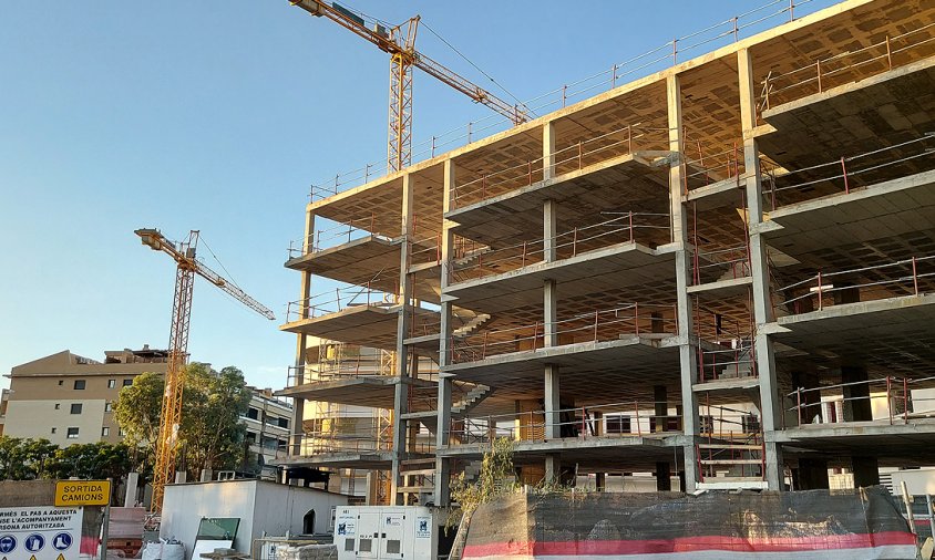Imatge d'un bloc en construcció a Cambrils