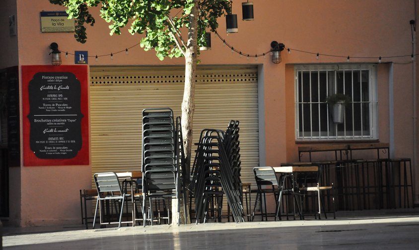 Imatge d'arxiu d'una terrassa tancada a la plaça de la Vila