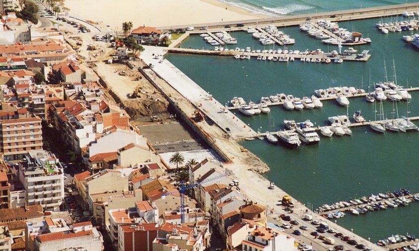 Imatge aèrea del port en obres, el febrer de 2001