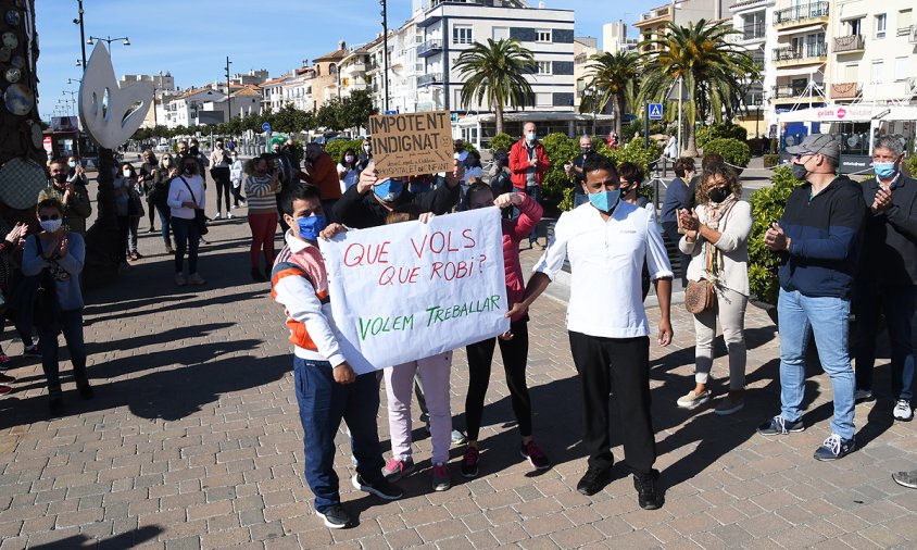 Concentració d'ahir al port en protesta pel tancament de bars, restaurants i centres d'estètica