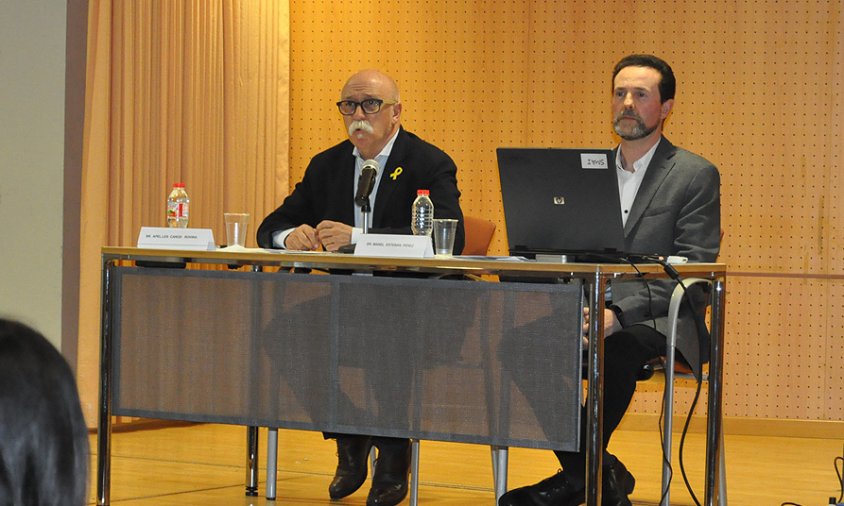 A l'esquerra, el president d'Aixopluc –Apel·les Carod Rovira– i al seu costat, el primer conferenciant, el doctor Manel Esteban Pérez
