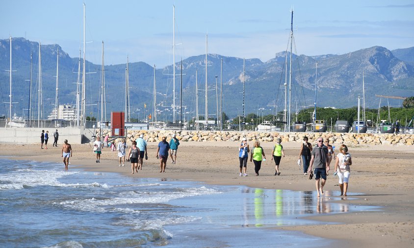 Gent passejant per la platja del Regueral, a principis d'aquest mes d'octubre